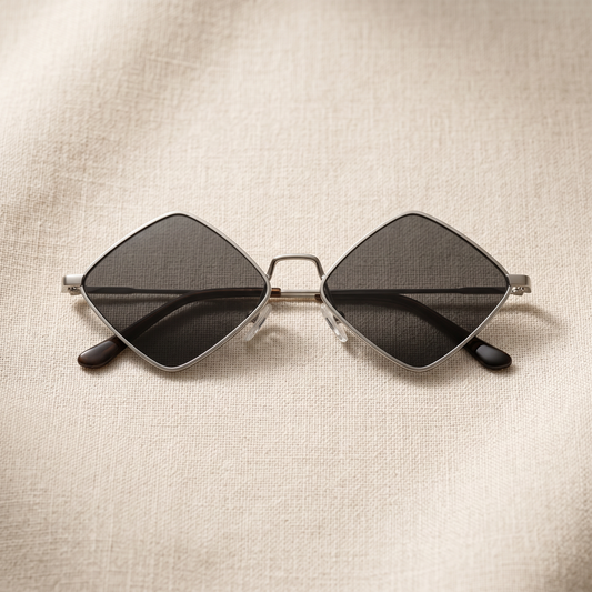 Céleste lunettes de soleil losange Laurel Eyewear fond beige