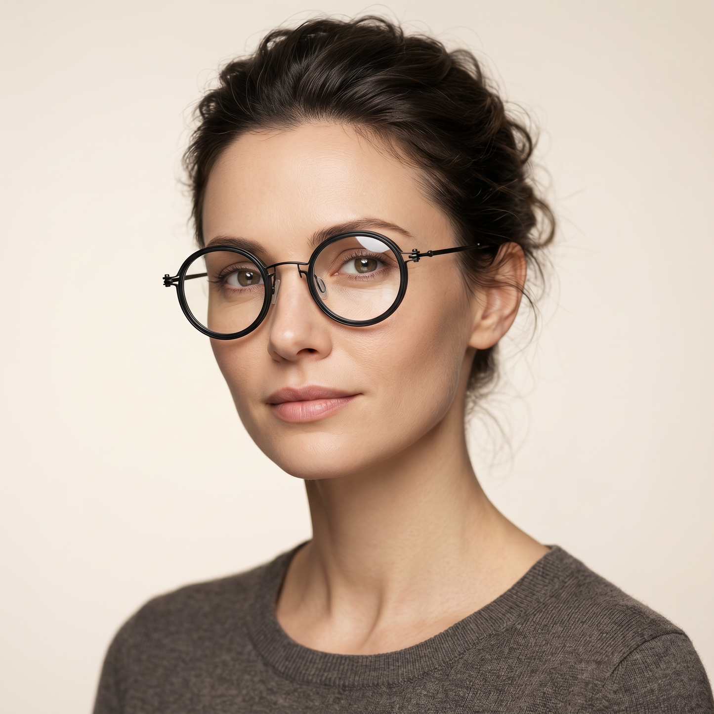 Femme portant Hélène lunettes lecture ronde noire Laurel Eyewear