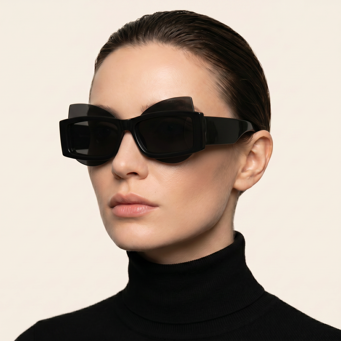 Femme portant Naomi lunettes soleil cat-eye noires Laurel Eyewear
