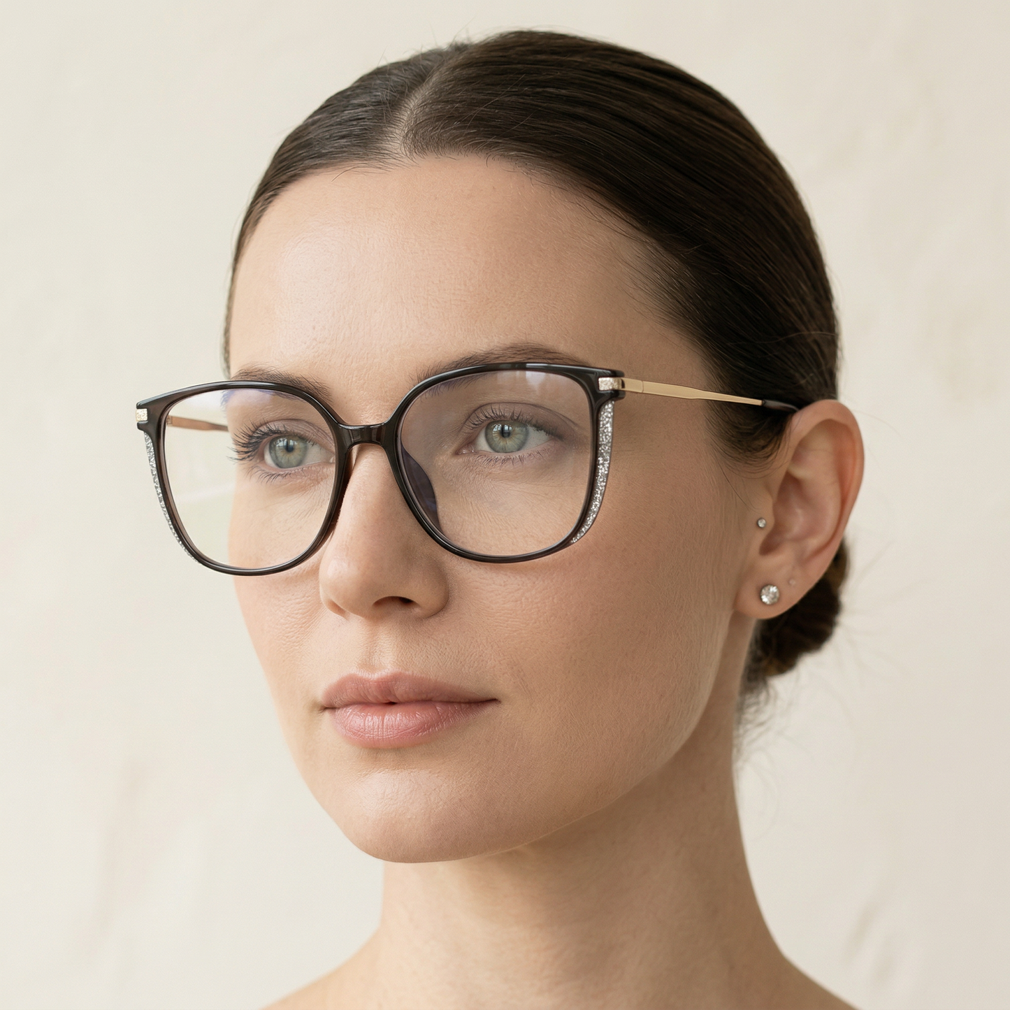 Femme portant lunettes de lecture Clarisse Laurel Eyewear